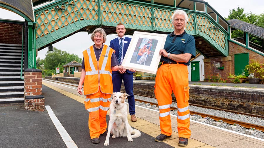 DRA volunteers receive framed photo